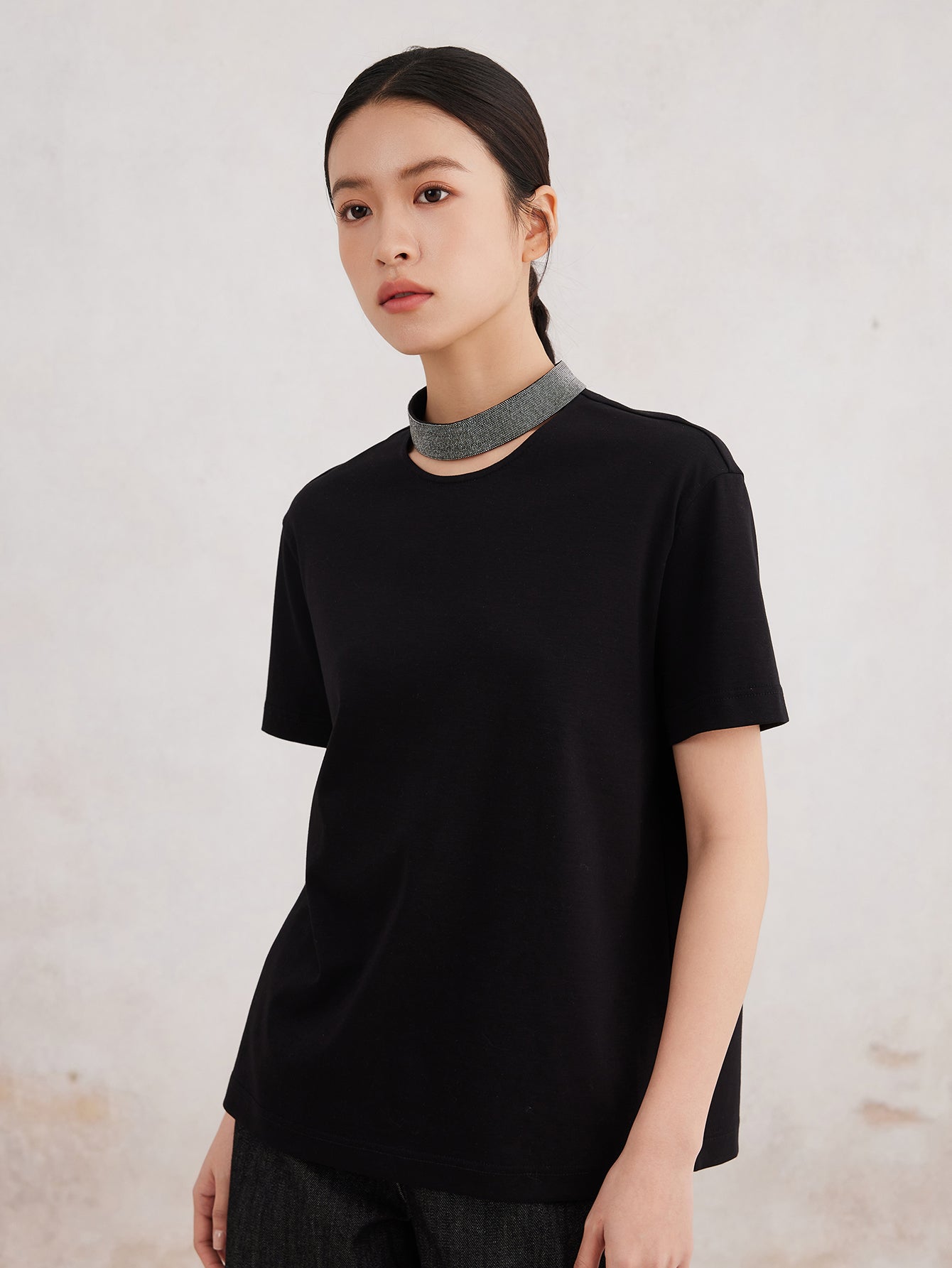 Pamuk Yaka Detaylı Tişört