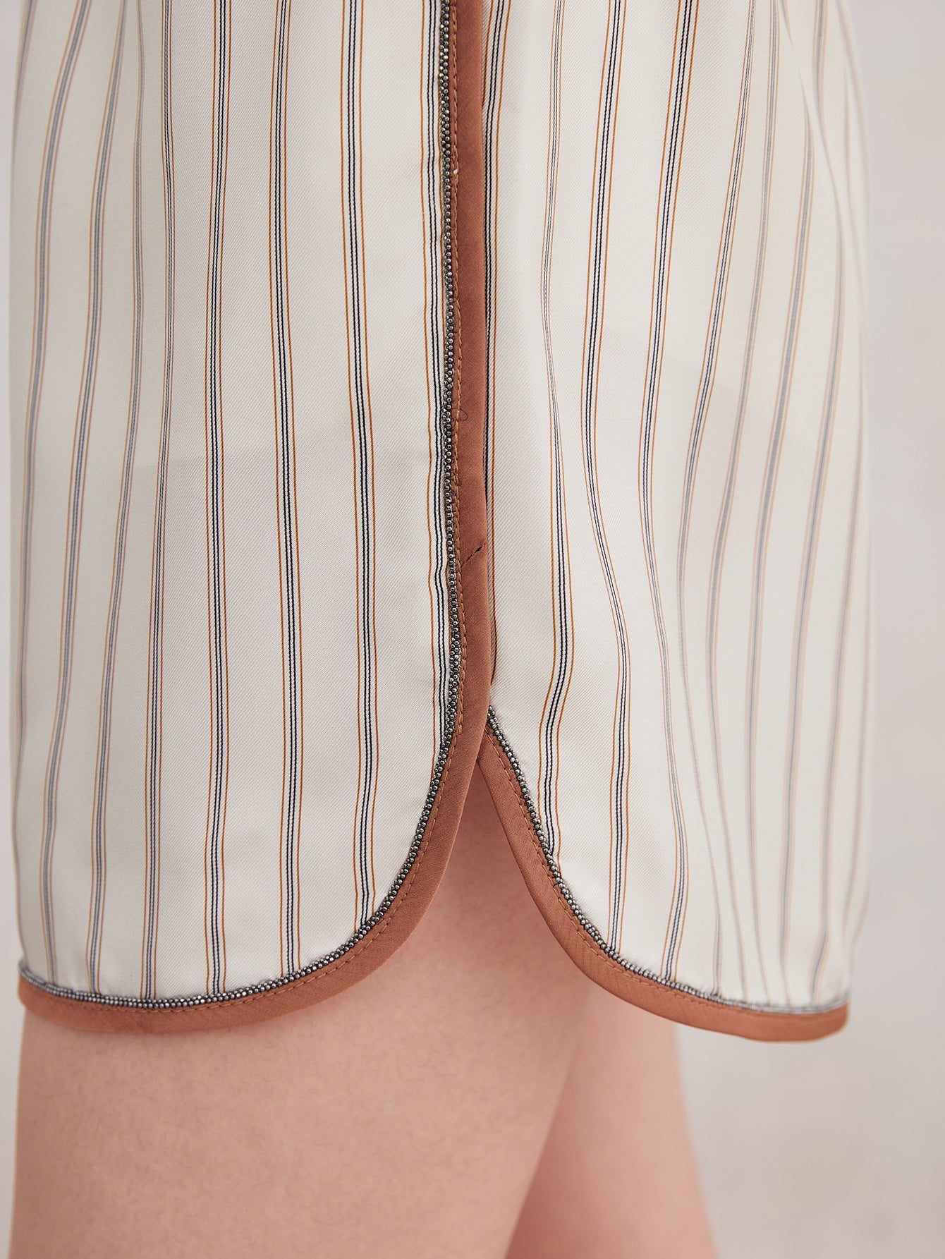 İpek Çizgili Esnek Bel Şort